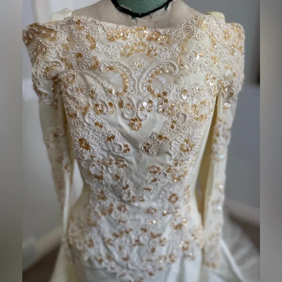 Vintage 1980s Demetrios Ivory Beaded Lace Wedding Gown w/ Detachable Train